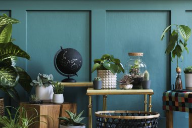 Kavanozlarda ve saksılarda güzel yeşil evler