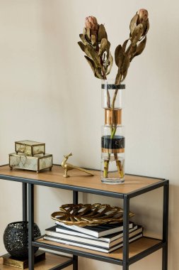 Dolap ve iç tasarım üzerinde şık vazolarda çiçekler