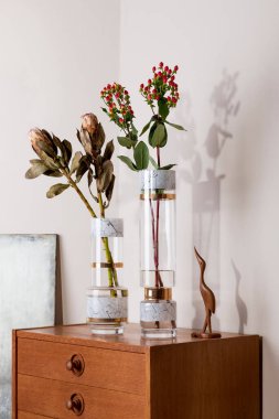 Dolap ve iç tasarım üzerinde şık vazolarda çiçekler