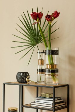 Dolap ve iç tasarım üzerinde şık vazolarda çiçekler