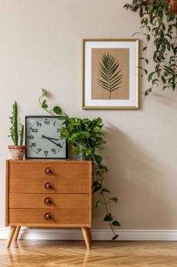 Klasik tuvaleti, saksı bitkileri ve güzel çizimleri olan şık bir oda tasarımı.
