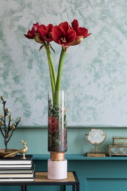 Şık vazolarda çiçekler kabinde, iç tasarım