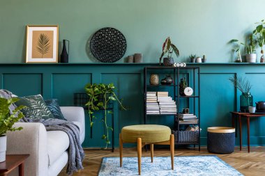 Rahat iç tasarımı olan yeşil oturma odası.