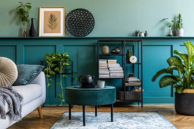 Rahat iç tasarımı olan yeşil oturma odası.