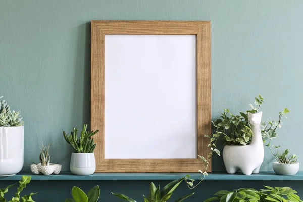 Kavanozlarda ve saksılarda güzel yeşil evler