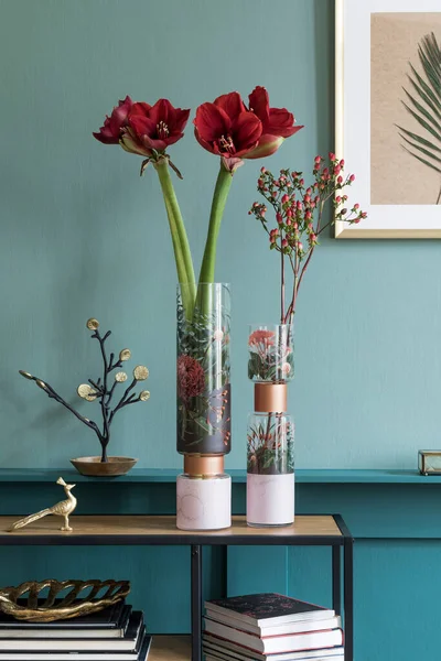 Bunga Dalam Vas Bergaya Pada Kabinet Desain Interior — Stok Foto