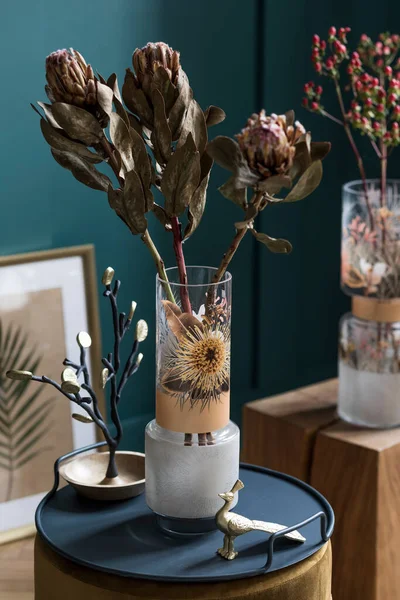 Bunga Dalam Vas Bergaya Pada Kabinet Desain Interior — Stok Foto
