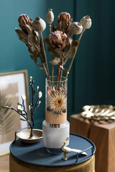 Квіти Стильній Вазі Шафі Дизайн Інтер Єру — стокове фото