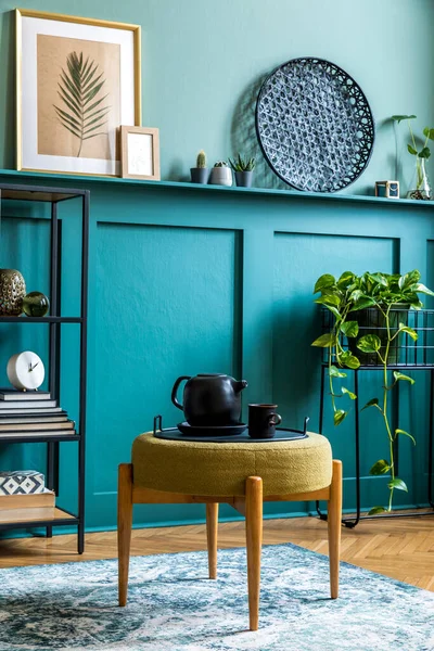 居心地の良いインテリアデザインの緑のリビングルーム — ストック写真