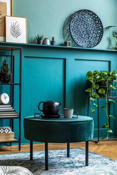 居心地の良いインテリアデザインの緑のリビングルーム — ストック写真