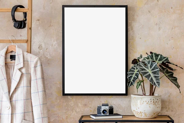 Boş kopya alanı çerçeveleri şık bir odada duvarda, yaratıcı iç tasarım