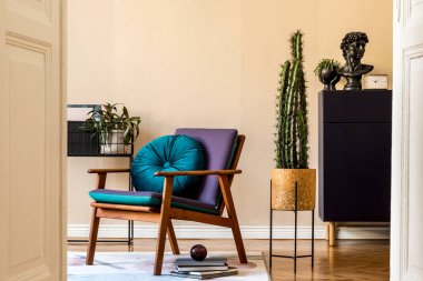 Modaya uygun mavi donanma tuvaleti olan retro modern oturma odasının iç tasarımı lastrico tenceresinde kaktüs yastıklı koltuk tasarımı, organizatör ve zarif kişisel aksesuarları. Şık bir ev dekoru. Şablon