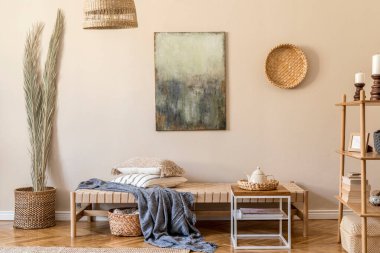 Modern şezlong, mobilya, rattan dekorasyonu, bambu rafı ve zarif kişisel aksesuarları olan doğu tarzı oturma odasının iç tasarımı. Bej duvar şablonundaki resimleri düzenle