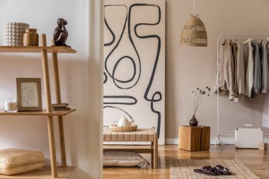 Şezlonglu modern oturma odası, tahta küp, tablolar, rattan dekorasyonu, bambu shlef, elbise askısı ve zarif kişisel aksesuarları. Ev dekorunun doğulu birleşimi.