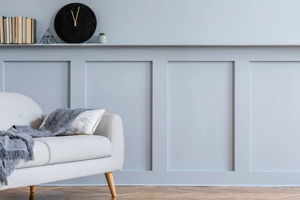 现代家居装饰设计中风格别致的带有灰色沙发 格子枕头 带有架子的木制嵌板和典雅的个人配饰的客厅室内丑闻 — 图库照片