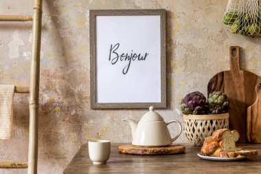 Ahşap kaplama, aile masası, merdiven, sebze, çay demliği, tatlı ve mutfak aksesuarları ile mutfak içerisindeki şık kompozisyon. Wabi Sabi ev dekoru kavramı. Kır tarafı. Şablon.