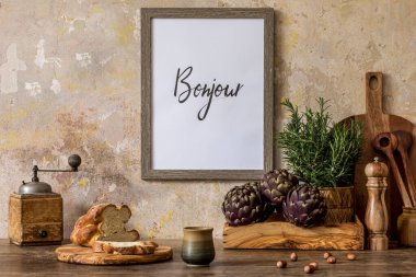 Ahşap masa, kahverengi fotoğraf çerçevesi, ekmek, çay, şifalı otlar, sebzeler ve mutfak aksesuarları Wabi Sabi ev dekorasyonu kavramında.. 