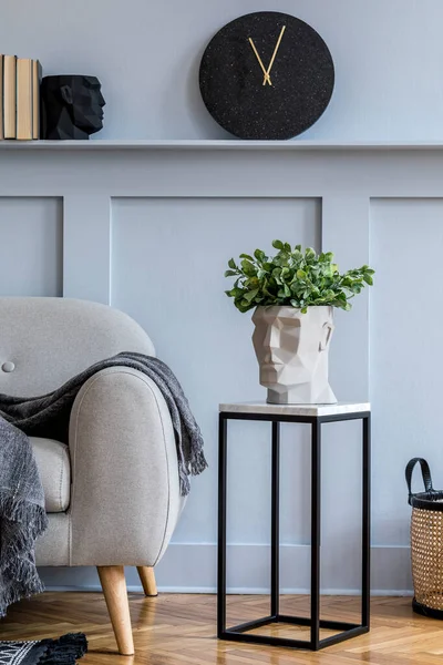 Elegante Interior Escandinavo Sala Estar Con Sofá Gris Cuadros Reloj — Foto de Stock