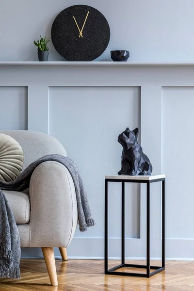 Moderno Salón Escandinavo Interior Con Sofá Gris Cuadros Taburete Mármol —  Fotos de Stock