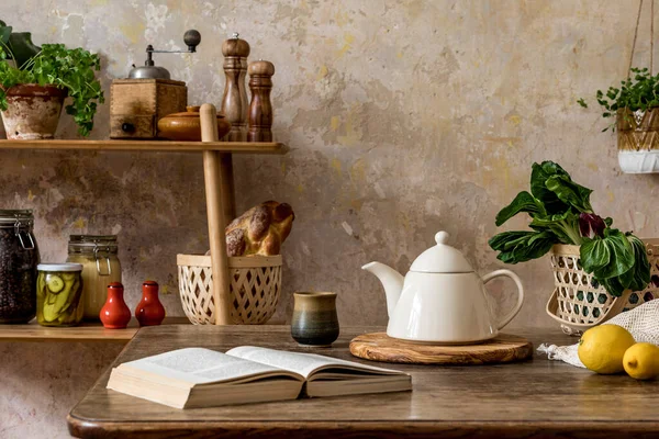 Komposisi Interior Dapur Yang Bergaya Dengan Meja Keluarga Sayur Sayuran — Stok Foto