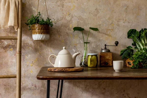 Komposisi Interior Dapur Yang Bergaya Dengan Meja Keluarga Sayuran Teko — Stok Foto