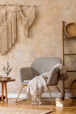 Modern koltuk, makrome, ahşap merdiven, ekose, dekorasyon ve şık ev dekorları ile doğu oturma odasının iç tasarımı. Wabi sabi duvarı.