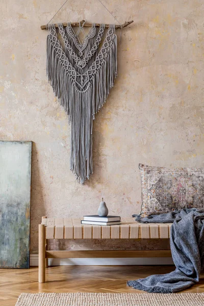 멋지게 장식된 거실의 디자인의 체인점 마크라메 방울새 액세서리가 — 스톡 사진