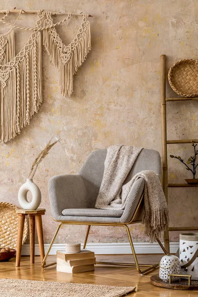 Stijlvolle Oosterse Woonkamer Met Design Fauteuil Mooie Macrame Houten Ladder — Stockfoto