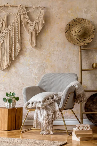 Stijlvolle Oosterse Woonkamer Met Design Fauteuil Mooie Macrame Houten Ladder — Stockfoto