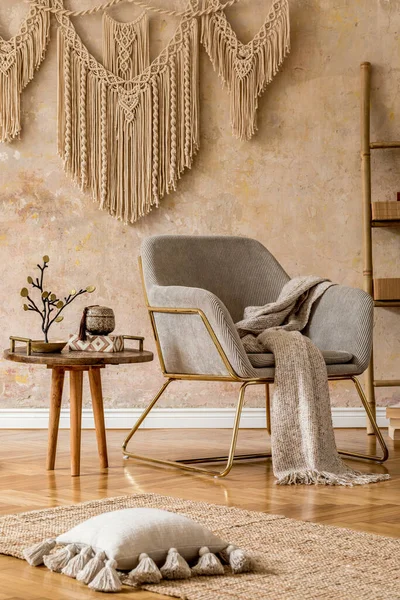 현대식 안락의자 마크라메 사다리 액세서리 거실의 내부도 멋지게 꾸며져 — 스톡 사진