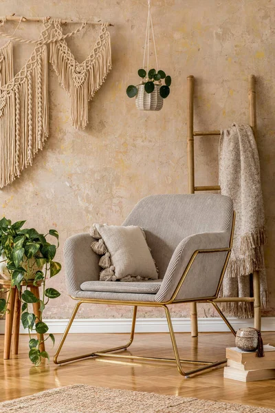 Stijlvolle Oosterse Woonkamer Met Design Fauteuil Mooie Macrame Tapijt Decoraties — Stockfoto