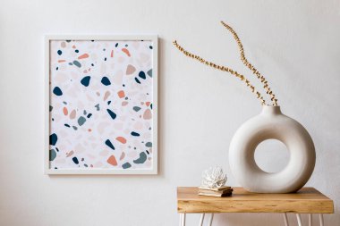 İç tasarım odasının şık kurumuş çiçekleri vazoda, ahşap sehpa, poster çerçevesi, dekorasyon ve modern ev dekorasyonunda kişisel aksesuarlar.. 