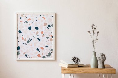 İç tasarım odasının şık kurumuş çiçekleri vazoda, ahşap sehpa, poster çerçevesi, dekorasyon ve modern ev dekorasyonunda kişisel aksesuarlar.. 