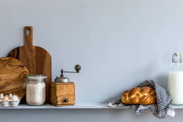 家居装饰灰色概念下的厨房室内装饰用木制餐桌 食品供应和厨房配饰的别致构图 — 图库照片