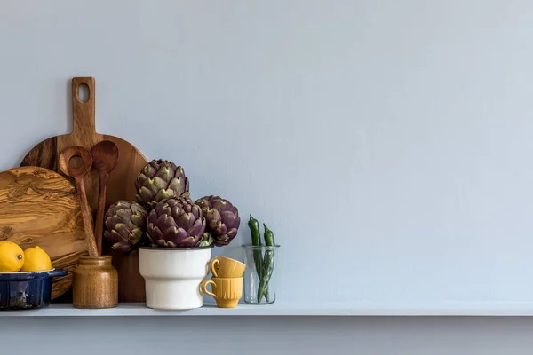 厨房内部的现代构图 包括蔬菜 切菜板 咖啡杯 厨房配件和架子上的复制空间 — 图库照片