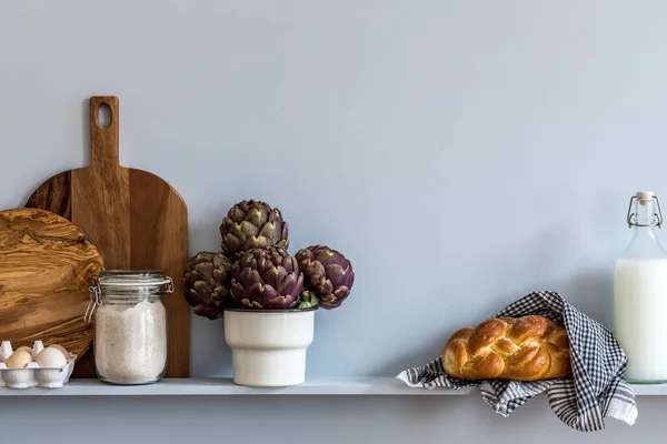 Komposisi Modern Pada Interior Dapur Dengan Sayuran Herbal Papan Potong — Stok Foto