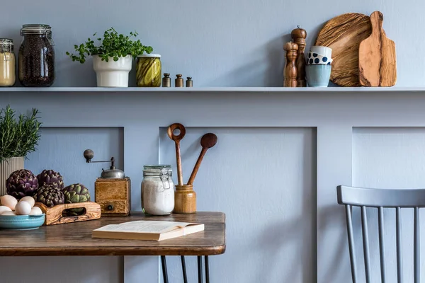 家居装饰灰色概念下的厨房室内装饰用木制餐桌 食品供应和厨房配饰的别致构图 — 图库照片