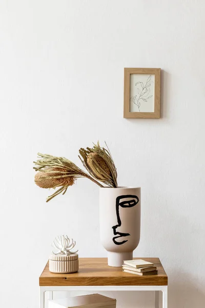 Interiérový Design Obývacího Pokoje Stylovými Sušenými Květinami Váze Dřevěným Konferenčním — Stock fotografie