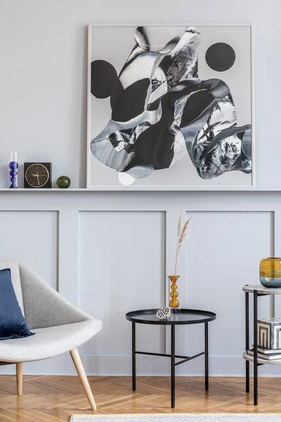客厅内饰时尚典雅 带有设计灰色扶手椅 咖啡桌 黑钟和雅致的个人配饰的现代家居装饰 — 图库照片