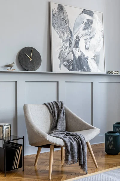 Elegante Interior Sala Estar Con Diseño Sillón Gris Almohadas Mesa — Foto de Stock