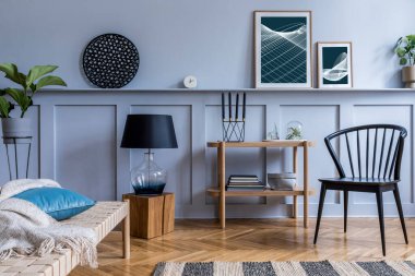 Tasarım ahşap konsolu, şezlongu, lambası, bitkileri olan modern oturma odası poster çerçevesi, dekorasyonu ve şık ev dekorasyonu ile şık kişisel aksesuarları..