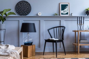 Tasarım ahşap konsolu, şezlongu, lambası, bitkileri olan modern oturma odası poster çerçevesi, dekorasyonu ve şık ev dekorasyonu ile şık kişisel aksesuarları..