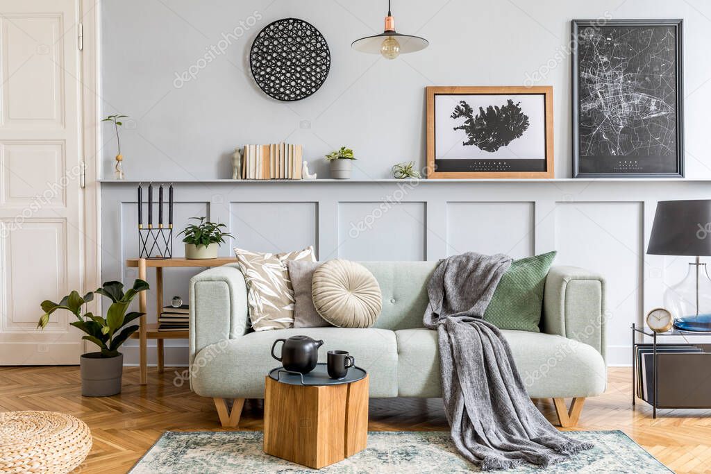Hermoso diseño de interiores para la sala de estar sofá escandinavo  contemporáneo cojines artísticos una mesa auxiliar un inodoro de ratán y  accesorios personales originales pared en verde salvia modelo c