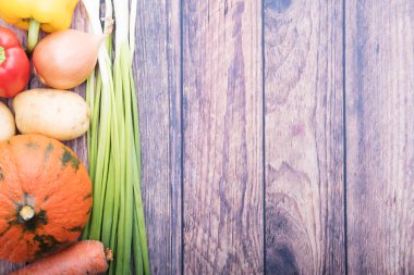 Sebzeler ahşap bir masaya serilmişti.