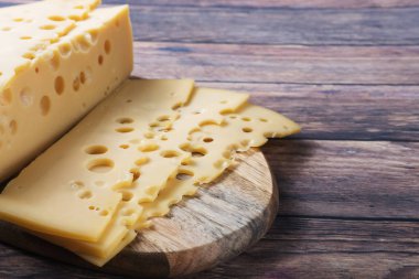 Tahtada dilimlenmiş peynir.