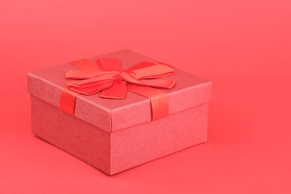 Red Box Bow Red Background — Stock Photo, Image