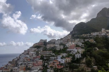 Positano dağlar ve Akdeniz'de İtalya arasında kenti