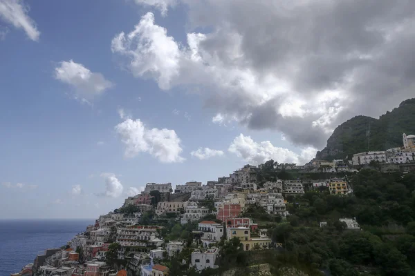 山と地中海イタリアのポジターノの街の景色 — ストック写真