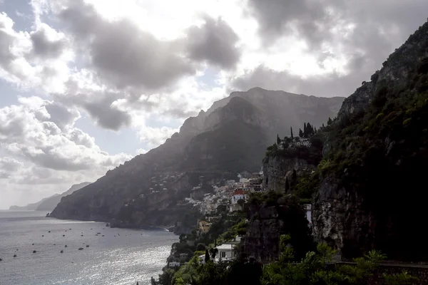 Widok Miasta Positano Pomiędzy Górami Morzem Śródziemnym Włoszech — Zdjęcie stockowe