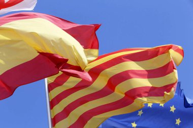 İspanya, catalunya ve Avrupa Birliği'nin bayrakları
